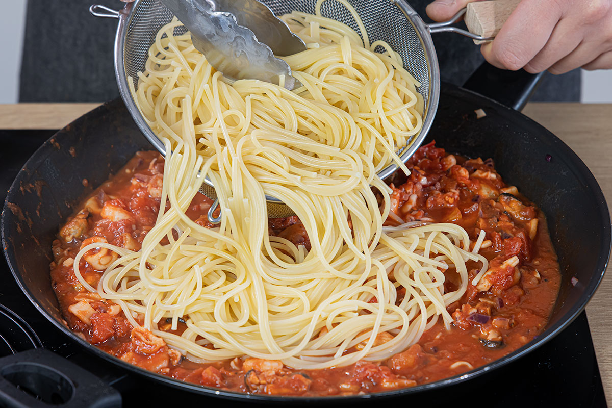 Spaghetti zu den Meeresfrüchten geben