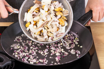 Meeresfrüchte dazugeben und anbraten