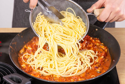 Spaghetti unter die Soße heben