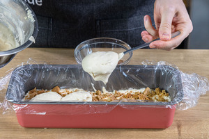 Parfait in die Form geben