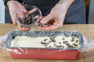 Schokolade auf das Spekulatius Parfait geben