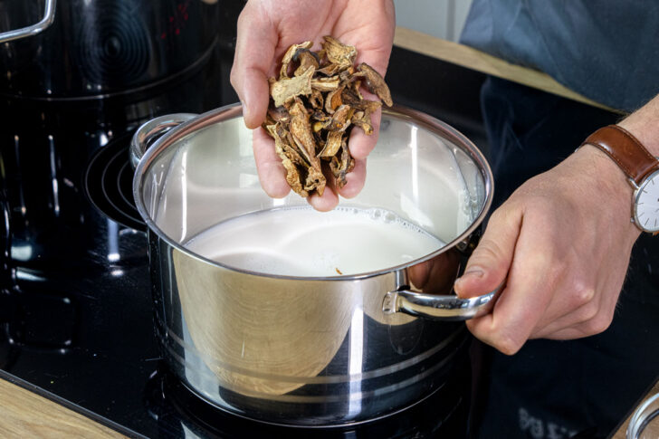 getrocknete Pilze dazugeben