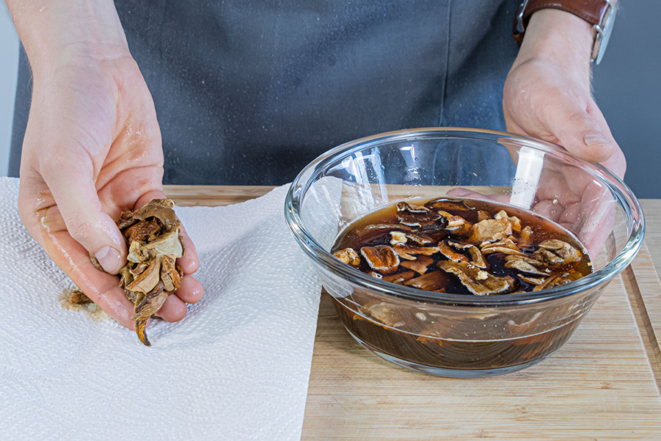 Steinpilzsoße aus getrockneten Steinpilzen