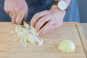 Zwiebeln in feine Würfel schneiden