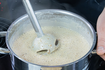 Milch dazugeben und Steinpilzsoße pürieren