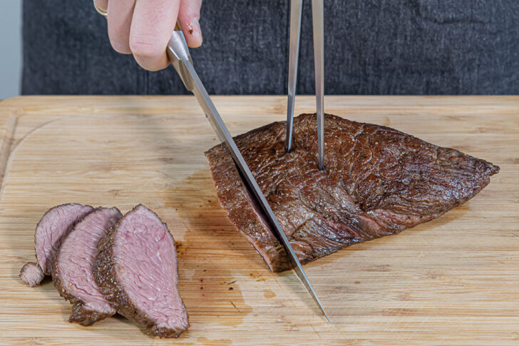 Straußenfilet in Scheiben schneiden