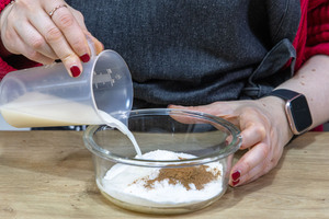 Milch dazugießen