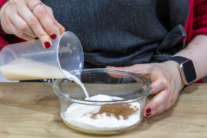 Milch dazugießen