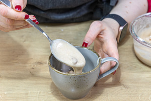 Teig in die Tasse füllen