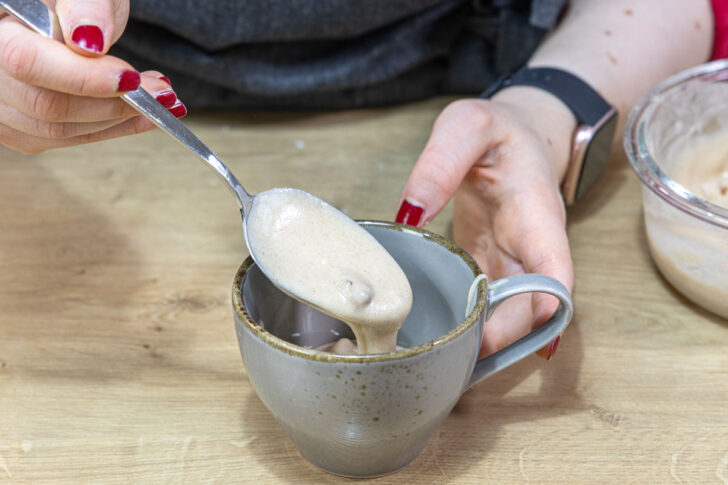 Teig in die Tasse füllen