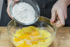 Mehl zur Kartoffelmasse geben
