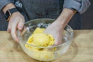 Kartoffelmasse verkneten