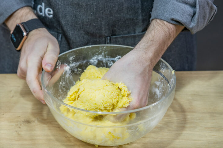 Kartoffelmasse verkneten