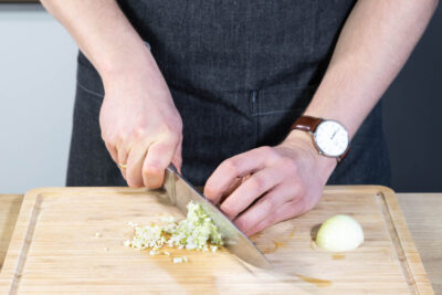 Knoblauch und Zwiebeln würfeln.