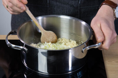 Zwiebeln und Knoblauch dazugeben und mit anschwitzen.