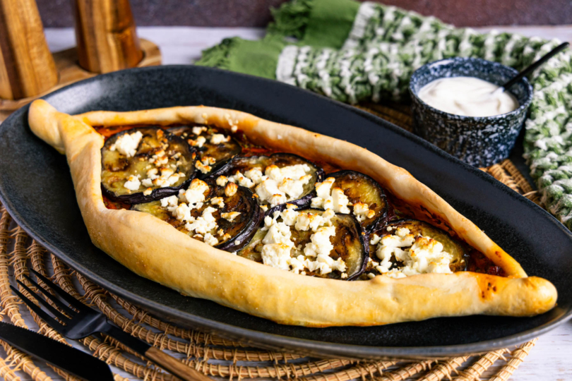 vegetarische Pide mit Aubergine