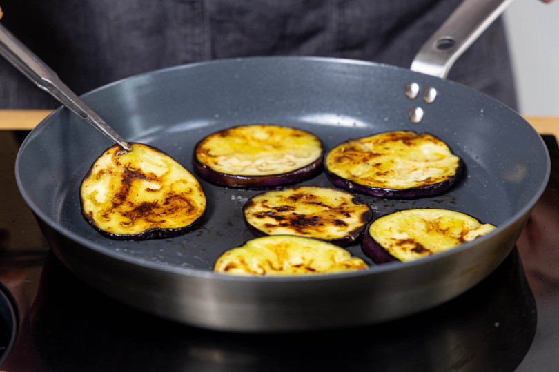 Auberginenscheiben trockentupfen und anbraten