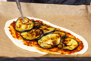 gebratene Aubergine auf die Pide legen