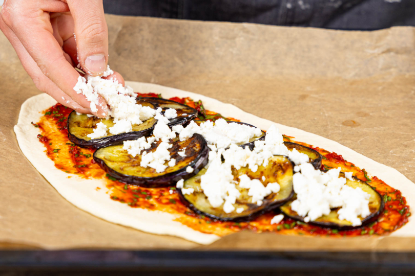 vegetarische Pide mit Aubergine mit Feta bestreuen