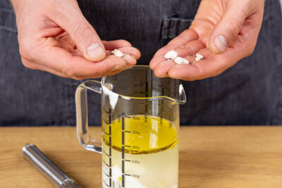 Hefe in Öl, Wasser und Joghurt auflösen