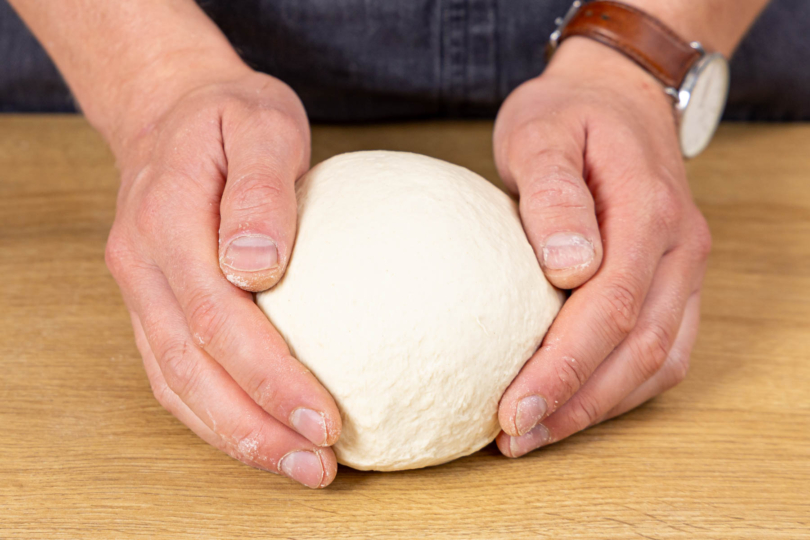Hefeteig gleichmäßig kneten