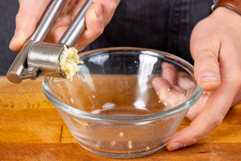 Knoblauch schälen und pressen