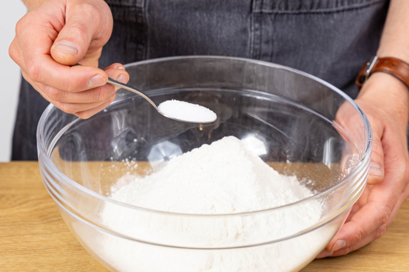 Salz und Mehl mischen