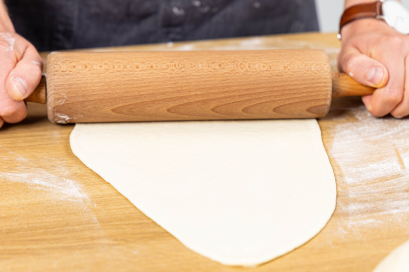 Teig oval ausrollen