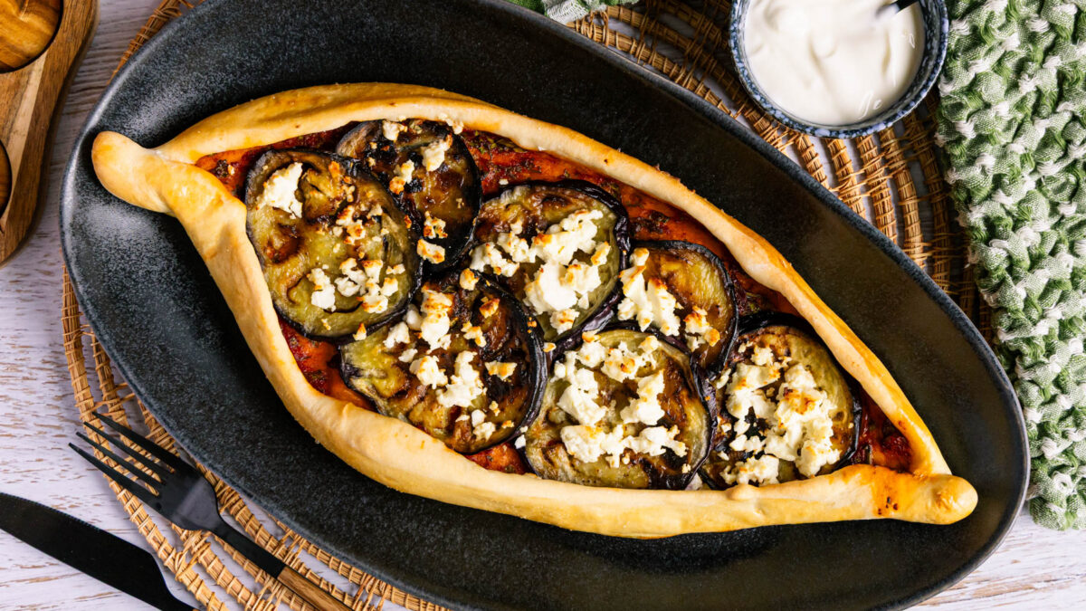 Vegetarisches Pide mit Aubergine