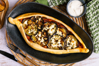 vegetarische Pide mit Aubergine