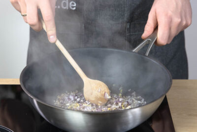 Knoblauch, Zwiebeln und Ingwer im Wok anschwitzen.