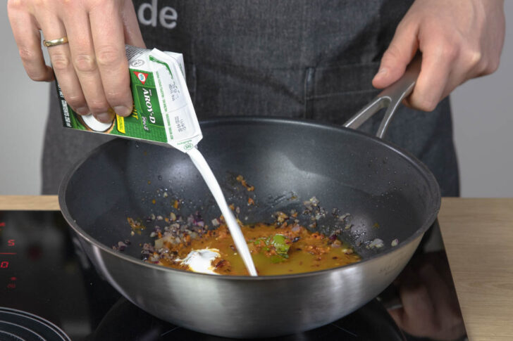Die Kokosmilch hinzufügen.