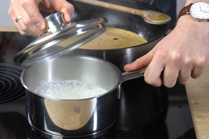 Den Reis abgedeckt etwa 10-15 Minuten weichkochen.