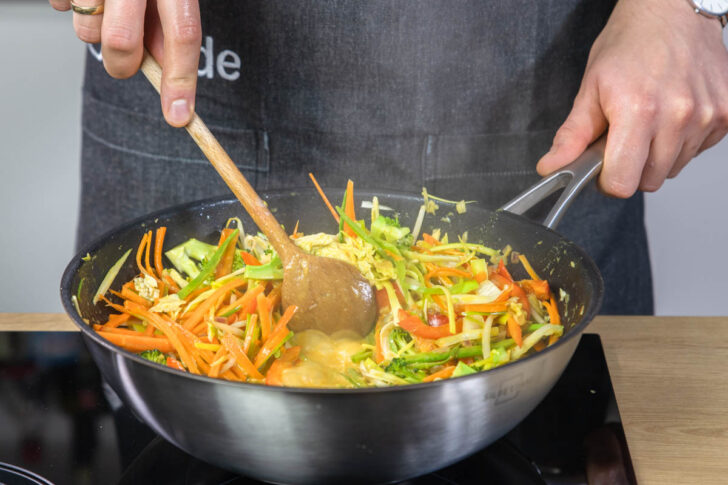 Das fertige gelbe vegetarische Thai Curry im Wok.