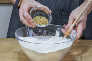 Kümmel, Fenchel und Koriander dazugeben