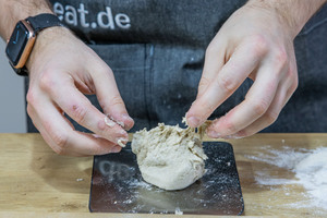 kleine Brotballen aus Teig abmessen