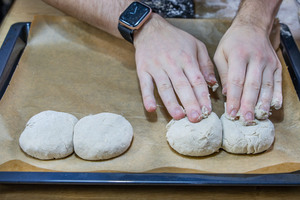 Brotballen paarweise auf Blech legen