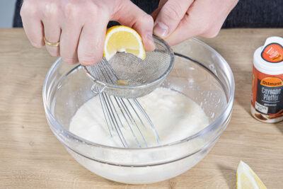 Zitronensaft zur Mayonaise geben