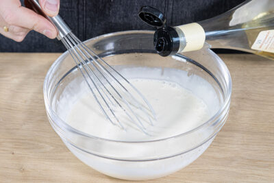 Essig zur BBQ-Sauce geben