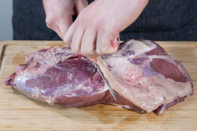 Wildschweinkeule parieren