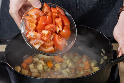 Wurzelgemüse und Tomaten anbraten