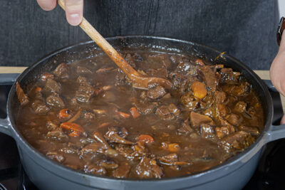 Wildschweinragout schmoren lassen