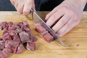 Fleisch in Würfel schneiden