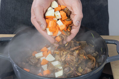 Fleisch anbraten und Gemüse und Pilze dazugeben