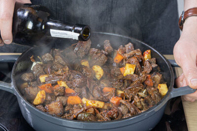 Wildschweinragout mit Portwein und Wildfond ablöschen