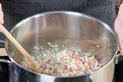 Zwiebel- und Schinkenwürfel anbraten