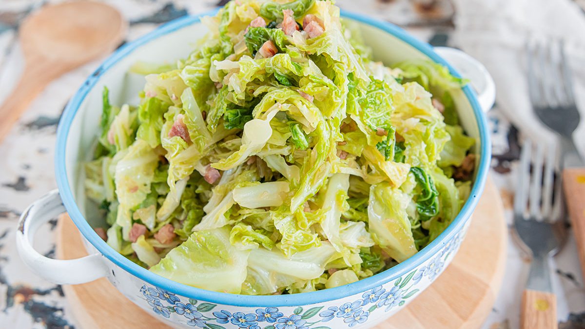 Schnelles Wirsinggemüse mit Speck | Rezept - eat.de