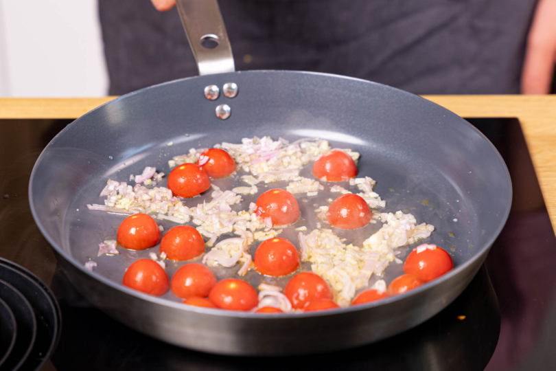 Zwiebeln, Knoblauch und Tomaten anschwitzen
