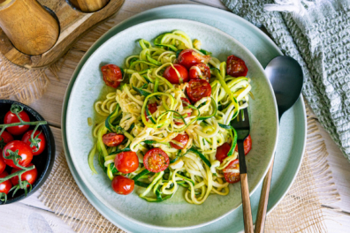Zucchininudeln, gesunde Zucchini-Spaghetti servieren
