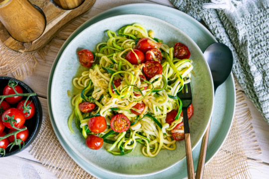 Zucchininudeln, gesunde Zucchini-Spaghetti servieren